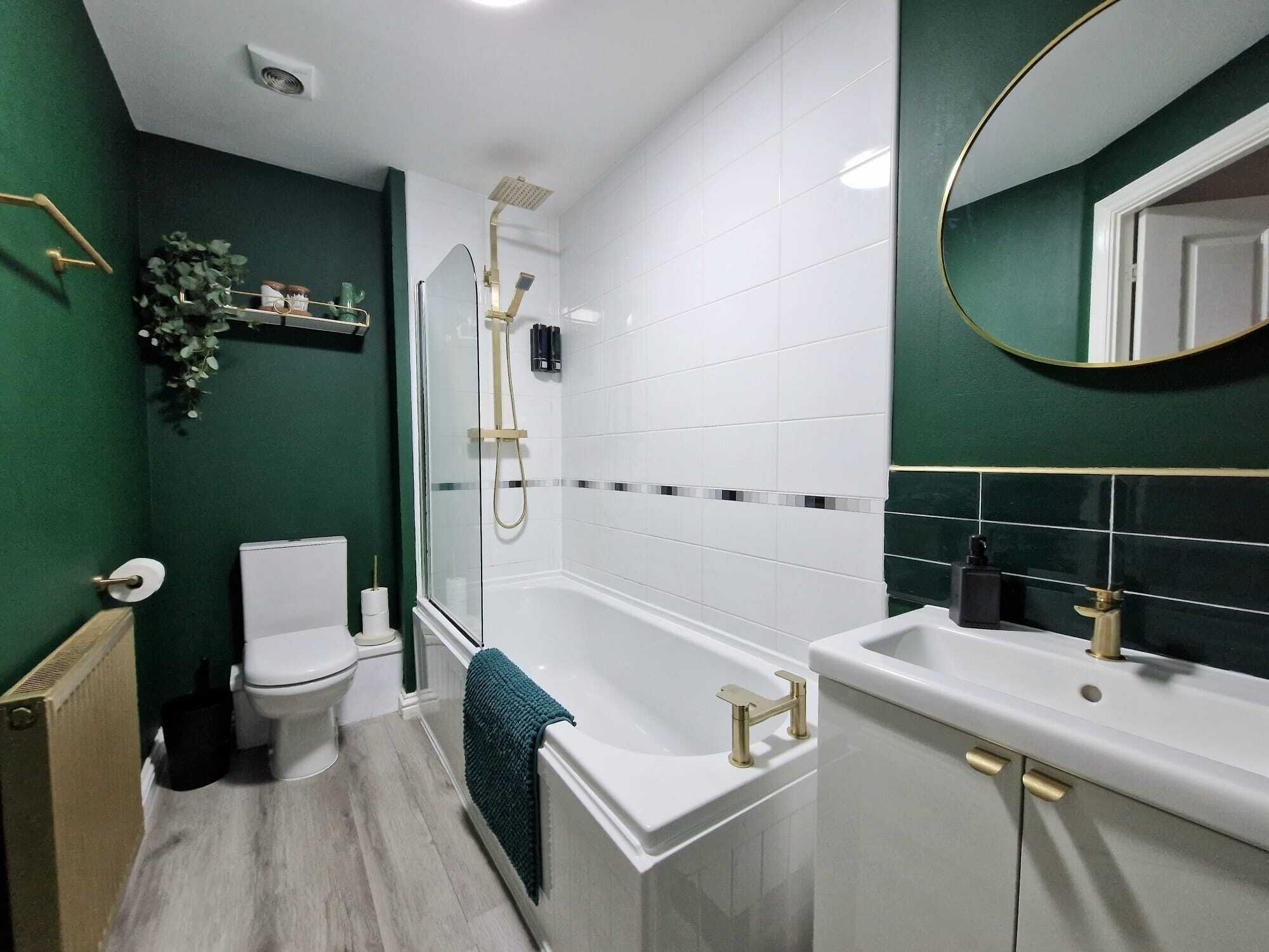 Apartment | Bathroom | Shower, towels, toilet paper