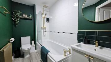 Apartment | Bathroom | Shower, towels, toilet paper