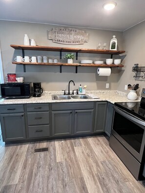 冷蔵庫、電子レンジ、オーブン、コンロ