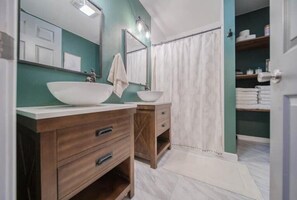 Douche, sèche-cheveux, serviettes fournies, savon