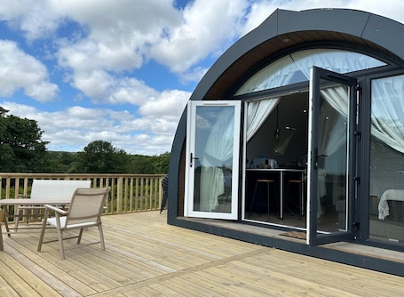 Outdoor dining. Byrnside Lodge - Luxury Glamping Pod - Sleeps 4+2 - Situated along the NC500