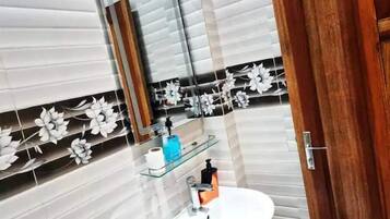 Dutxa, tovalloles i paper higiènic