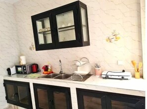 Kjøleskap, mikrobølgeovn, kokeplater og kjøkkenutstyr