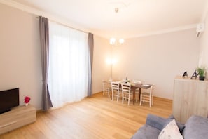 Smart TV - Cittadella 5 - Three Bedroom Apartment, Sleeps 8 (Firenze)