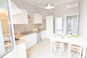 Fridge, microwave, oven, stovetop - Cittadella 5 - Three Bedroom Apartment, Sleeps 8 (Firenze)