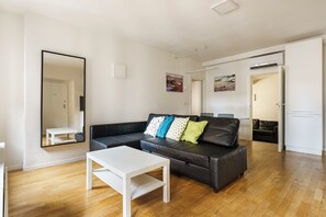 Smart TV - CDT Duomo - Three Bedroom Apartment, Sleeps 6 (Firenze)