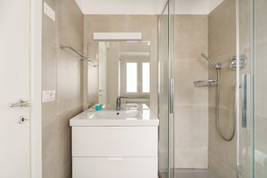Douche, sèche-cheveux, bidet, serviettes fournies