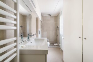 Bruser, hårtørrer, bidet, håndklæder