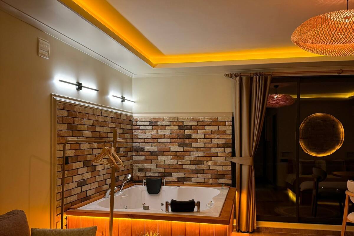 Standard Room, River View | Living area