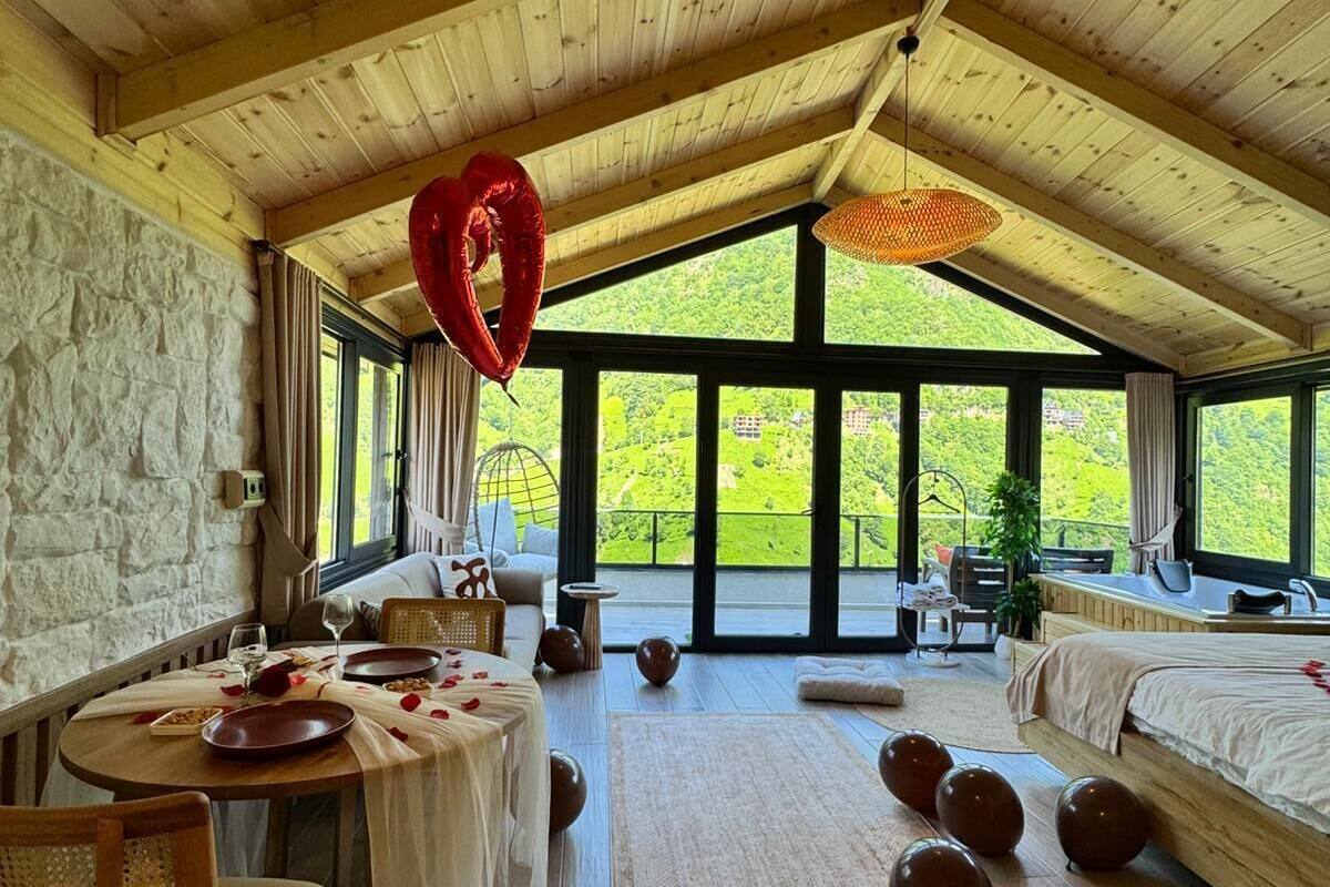 Honeymoon Cabin, River View | Living area