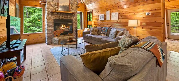 Smart TV, fireplace, video games, DVD player - Peaceful Retreat | Games | Horseshoe Pit | Hot Tub (Broken Bow)