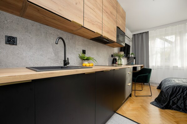 Microwave, dishwasher, coffee/tea maker, electric kettle - Black & Wooden Apartment by Renters (Warsaw)