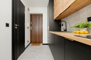 Microwave, dishwasher, coffee/tea maker, electric kettle - Black & Wooden Apartment by Renters (Warsaw)