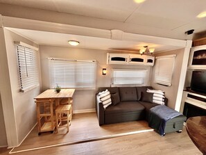 Smart TV, fireplace, stereo