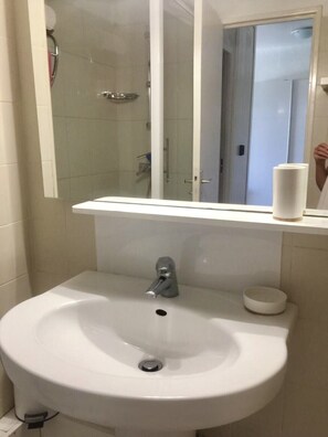 Hair dryer, towels - Cosy, unoverlooked apartment with swimming pool (Mandelieu-la-Napoule)