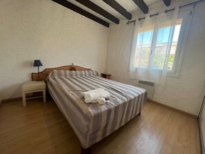 4 Schlafzimmer, Bügeleisen/Bügelbrett