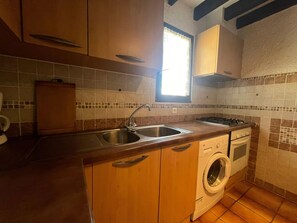 Kühlschrank, Mikrowelle, Ofen, Wasserkocher mit Kaffee-/Teezubehör