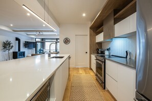 Køleskab, mikrobølgeovn, ovn, kogeplade