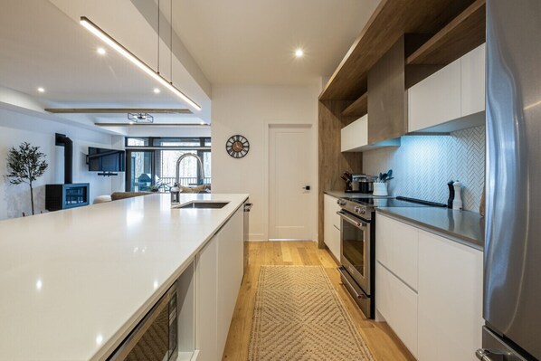 ثلاجة، ميكروويف، فرن، موقد طهي مسطح