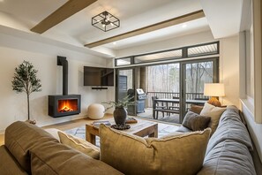 Smart-TV, Kamin, Stereoanlage