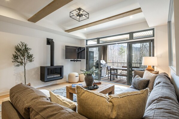 スマートテレビ、暖炉、ステレオ