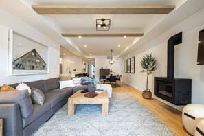 Smart TV, fireplace, stereo