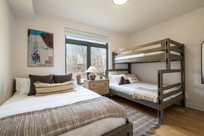 2 室のベッドルーム、デスク、アイロン / アイロン台、旅行用ベビーベッド