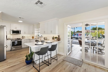 Fridge, microwave, oven, stovetop. Boaters Bayshore Bungalow II w/Hot Tub. Bring Your Boat! Canal with Gulf Access!