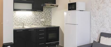 Réfrigérateur, micro-ondes, four, cafetiÚre/bouilloire