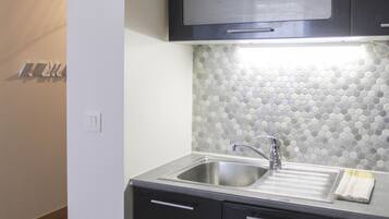 Réfrigérateur, micro-ondes, four, cafetiÚre/bouilloire