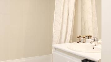 SĂšche-cheveux, serviettes fournies