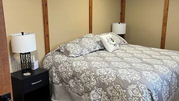 4 soverom, skrivebord, strykejern/-brett og reiseseng for barn