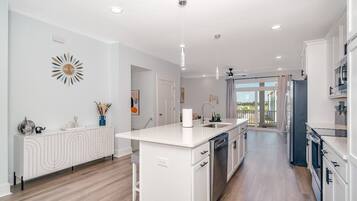 KĂŒhlschrank, Mikrowelle, Ofen, Herdplatte