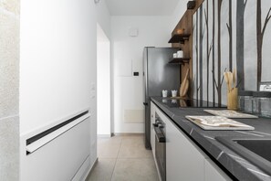 Kühlschrank, Geschirrspüler, Wasserkocher mit Kaffee-/Teezubehör