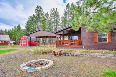 Oregon Cabin on Pine Hollow Reservoir w/ Mtn View!