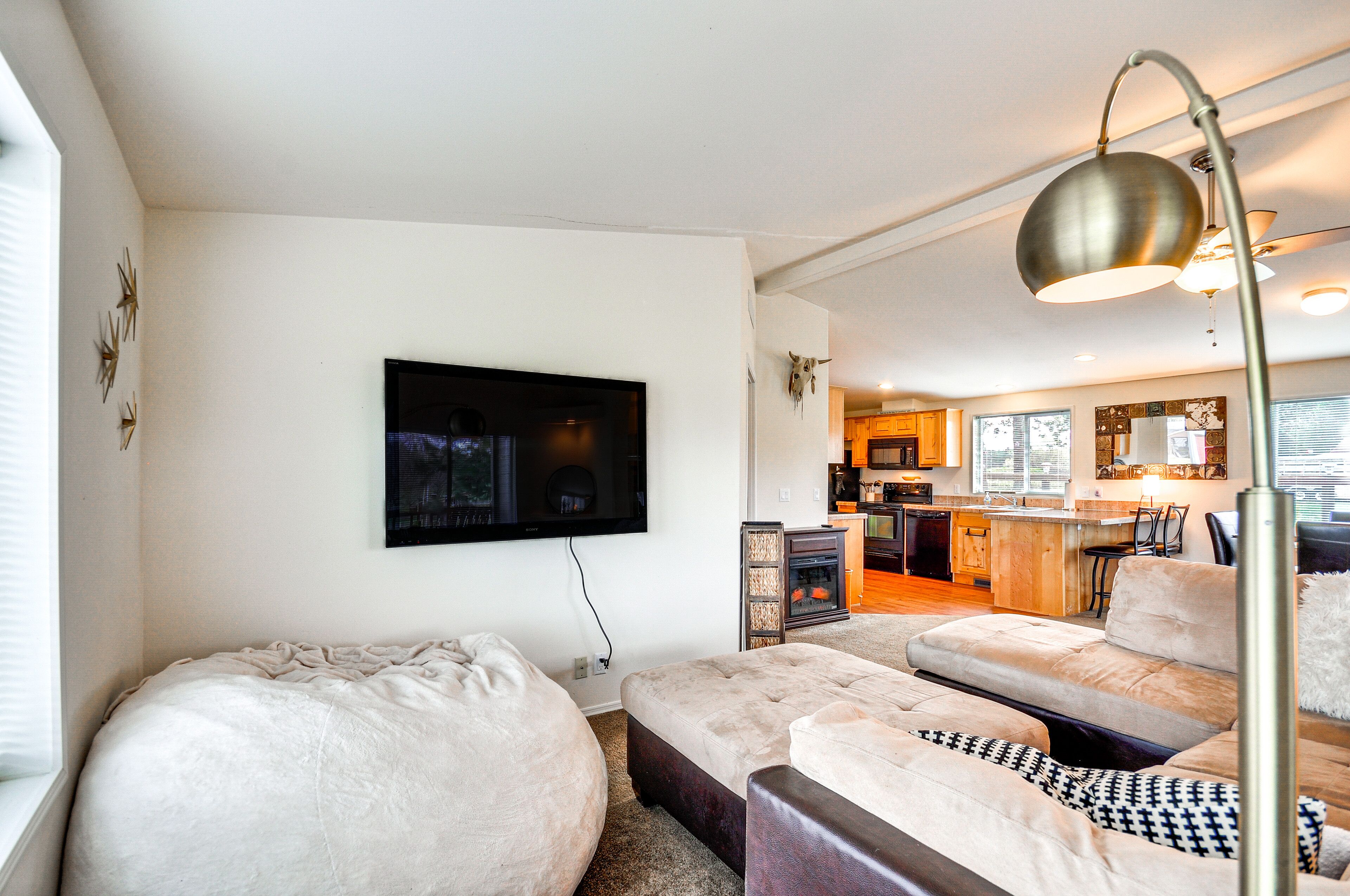 TV, fireplace