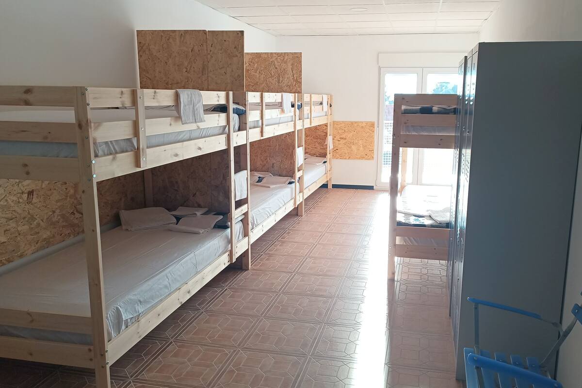 Gemeinsamer Standard-Schlafsaal, Nur Frauen, Stadtblick | Hochwertige Bettwaren, Tempur-Pedic-Betten, schallisolierte Zimmer