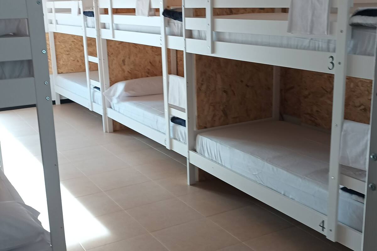 Gemeinsamer Basic-Schlafsaal, Stadtblick | Hochwertige Bettwaren, Tempur-Pedic-Betten, schallisolierte Zimmer