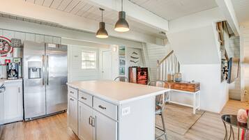 Réfrigérateur, four à micro-ondes, surface de cuisson, lave-vaisselle