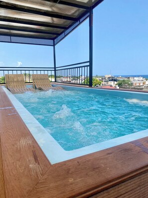 Kolam renang outdoor, dengan kursi berjemur