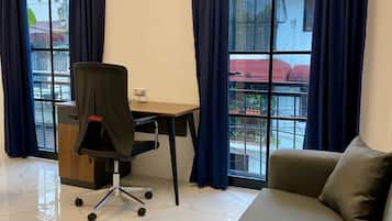 Chambre Junior, vue ville | 1 chambre, minibar, coffres-forts dans les chambres, bureau