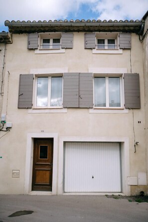 تفاصيل الفندق من الخارج