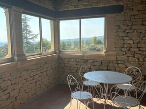 Dining - “Les Campanettes”: Superb Mas in Provence (Gordes)