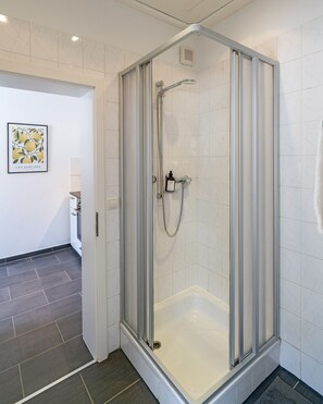 Dusj, hårføner, håndklær og såpe