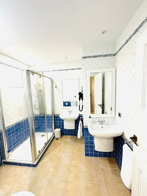 Een douche, een haardroger, handdoeken, zeep