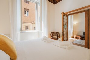2 slaapkamers, een strijkplank/strijkijzer, internet, beddengoed