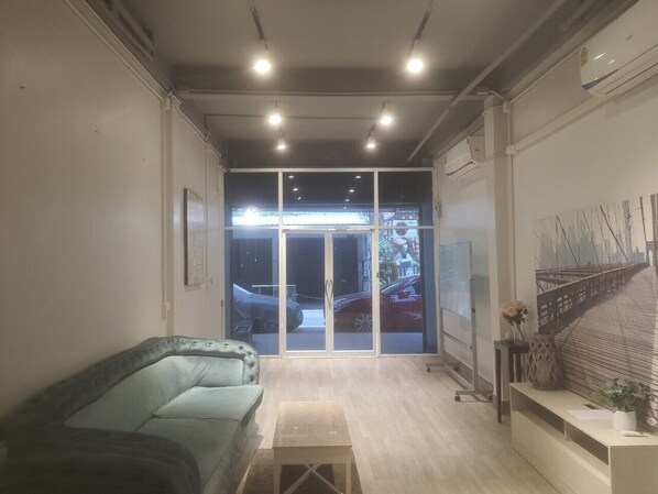 Living area - MAXi MaMa House Rangnam Platunam Bangkok 12 PAX 6 beds Entire Home 8 min to ARL (Ratchathewi)