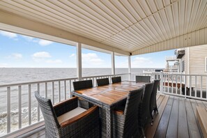 Outdoor dining - Cozy Home with Stunning Views on the Delaware Bay (Downe)