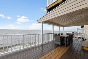 Outdoor dining - Cozy Home with Stunning Views on the Delaware Bay (Downe)