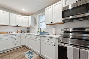 Microwave, oven, stovetop - Cozy Home with Stunning Views on the Delaware Bay (Downe)